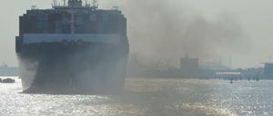 Ein Containerschiffr auf der Elbe bei Hamburg