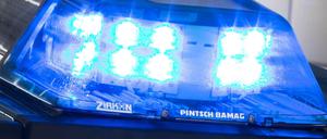 Ein Blaulicht leuchtet auf dem Dach eines Polizeiwagens.