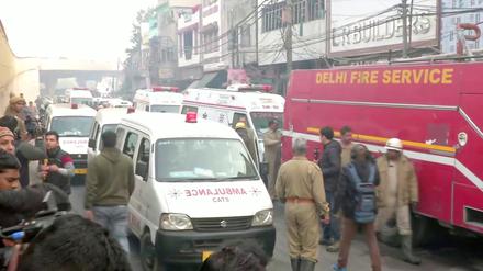 Fabrikbrand in Indien: Rettungskräfte am Ort des Feuers