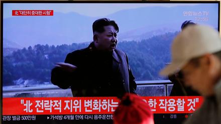 Passanten betrachten am Bahnhof in Seoul einen Fernseher, der Kim Jong Un zeigt (Illustration). 