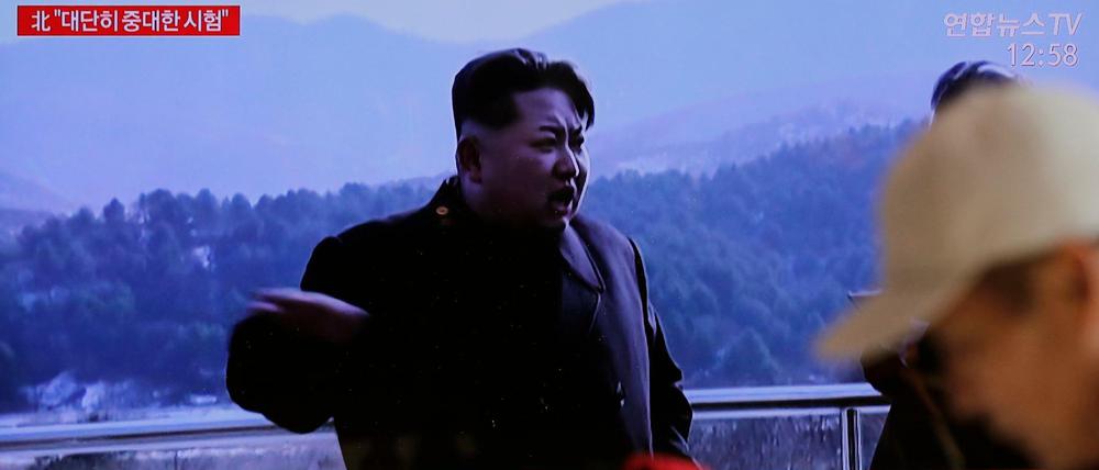 Passanten betrachten am Bahnhof in Seoul einen Fernseher, der Kim Jong Un zeigt (Illustration).
