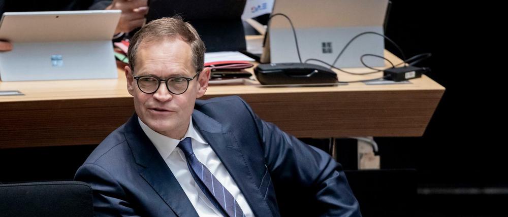 Muss scharfe Kritik ertragen: Michael Müller (SPD), Regierender Bürgermeister von Berlin, sitzt bei der 51. Plenarsitzung im Berliner Abgeordnetenhaus auf der Regierungsbank.