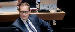 Muss scharfe Kritik ertragen: Michael Müller (SPD), Regierender Bürgermeister von Berlin, sitzt bei der 51. Plenarsitzung im Berliner Abgeordnetenhaus auf der Regierungsbank.