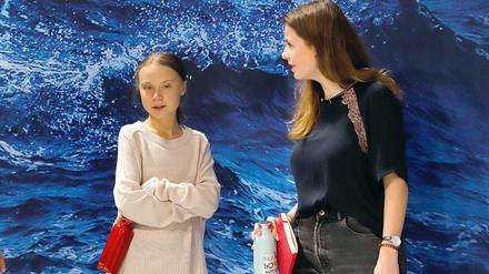 Luisa Neubauer (r), deutsche Klimaschutzaktivistin, und Greta Thunberg, schwedische Klimaschutzaktivistin, bei der UN-Klimakonferenz in Madrid.