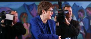 Verteidigungsministerin Annegret Kramp-Karrenbauer vor der Kabinettssitzung am Mittwoch. Hier darf sie, als Ministerin, offiziell dazugehören.
