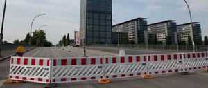 Die östliche Elsenbrücke wurde wegen eines langen Risses Ende August 2018 gesperrt. Nach langwierigen Untersuchungen entschied die Senatsverwaltung für Verkehr, dass die Teilbrücke nicht mehr saniert werden kann.