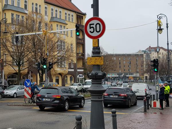 An dieser Ampel ist der Unfall passiert. Links am Straßenrand steht noch das Unfallauto.
