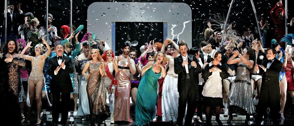 Glitter and be gay. Bei Barrie Kosky an der Komischen Oper wird die Sinnlichkeit gefeiert, wie hier in „Ball im Savoy“.