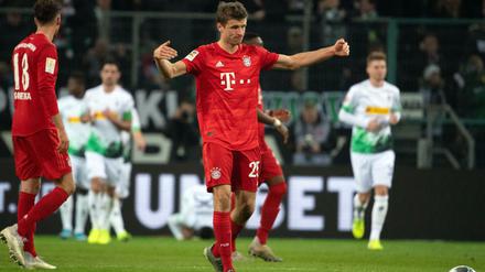 Bayerns Thomas Müller grämt sich derzeit, zum Saisonende dürfte er aber wohl wieder feiern. 