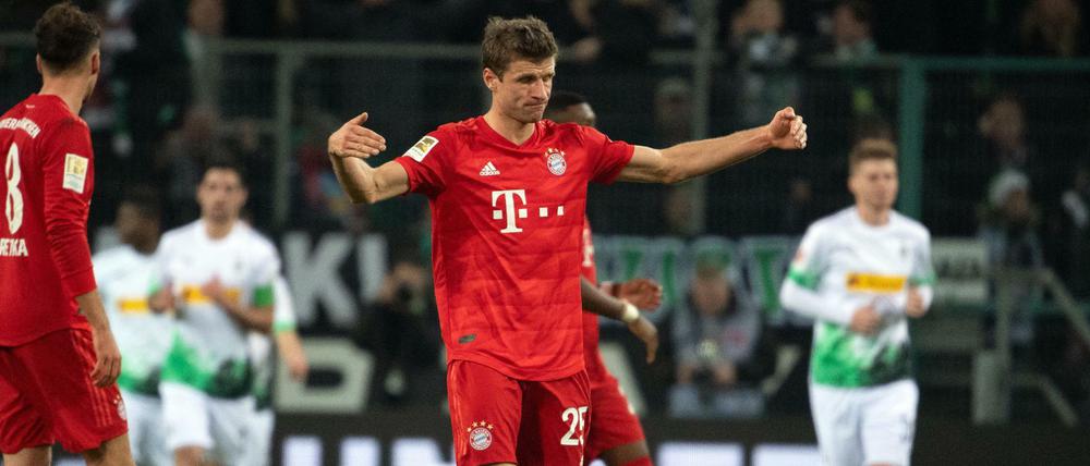 Bayerns Thomas Müller grämt sich derzeit, zum Saisonende dürfte er aber wohl wieder feiern.