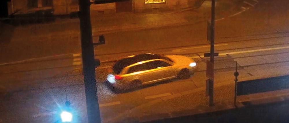 Einbrecher fahren nach dem Einbruch in das Grüne Gewölbe mit einem hellen Audi A6 Kombi mit schwarzem Dach durch Dresden (Aufnahme einer Überwachungskamera).