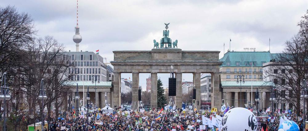 Eine der Fridays-for-Future-Demos in Berlin (hier am 29. November 2019): Dass das Thema Nachhaltigkeit immer breitere Gruppen der Gesellschaft erreicht begünstigt Projekte wie die alternative Währung "Fairo". 