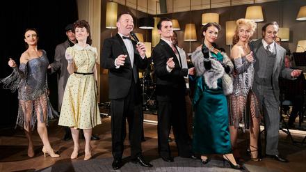 Darsteller Kristina Stebner, Hannah Redlich, Tam Ward, Janko Danailow, Katia Bischoff, Dorina Djouglarska und Randy Diamond (l-r) während der Fotoprobe im Ritz Carlton.