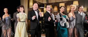 Darsteller Kristina Stebner, Hannah Redlich, Tam Ward, Janko Danailow, Katia Bischoff, Dorina Djouglarska und Randy Diamond (l-r) während der Fotoprobe im Ritz Carlton.