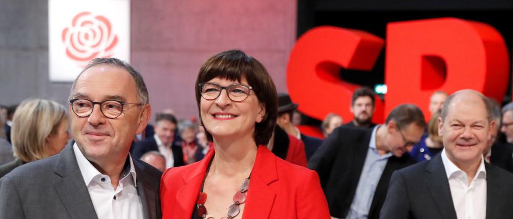 Norbert Walter-Borjans (l.) und Saskia Esken (M.) auf dem SPD-Parteitag, etwas abseits Olaf Scholz (r.).