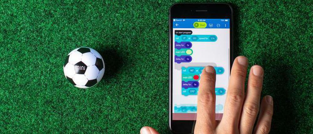 Rollt per Klick: der Sphero Mini im Fußballdesign.