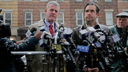Steven Fulop (r), Bürgermeister von Jersey City, und James Shea, Direktor für öffentliche Sicherheit von Jersey City.