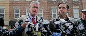 Steven Fulop (r), Bürgermeister von Jersey City, und James Shea, Direktor für öffentliche Sicherheit von Jersey City.