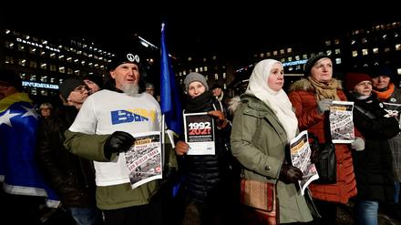 Kalter Abend. Proteste gegen Peter Handke und seine Serbien-Äußerungen in Stockholm.