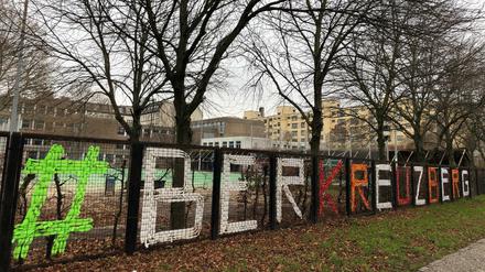 Mit Stoffresten flochten die Eltern den Schriftzug „#BERKREUZBERG“  2019 in den Zaun ihrer Schule.