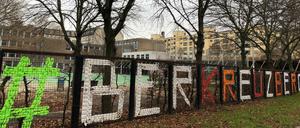 Mit Stoffresten flochten die Eltern den Schriftzug „#BERKREUZBERG“  2019 in den Zaun ihrer Schule.