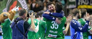 Der Mann in der Mitte. Torwart Martin Ziemer lässt sich von seinen Teamkollegen feiern.
