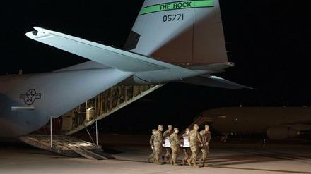 Trauer um getötete US-Soldaten: Ein saudischer Soldat hatte auf einem Stützpunkt geschossen. 
