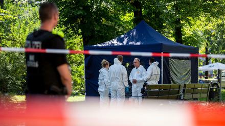 Mord an Georgier im Kleinen Tiergarten: Beamte der Spurensicherung vor Ort