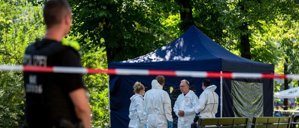 Mord an Georgier im Kleinen Tiergarten: Beamte der Spurensicherung vor Ort