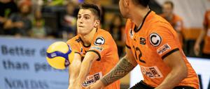 Berlins Moritz Reichert (links) und Samuel Tuia waren in Nowy Urengoi ständig unter Druck.