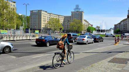 Interessenkonflikt. Soll es auf der Karl-Marx-Allee mehr Grün geben oder mehr Platz für Autos? Das ist umstritten.