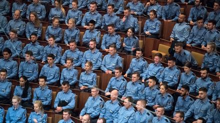 Polizeibeamte bei der feierlichen Vereidigung der Berufsanfänger des mittleren und gehobenen Dienstes bei der Berliner Polizei.