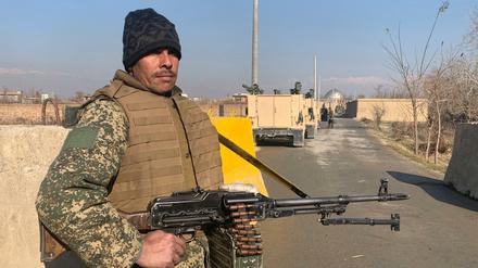 Anschlag auf US-Stützpunkt: Ein afghanischer Soldat in der Nähe des Tatorts