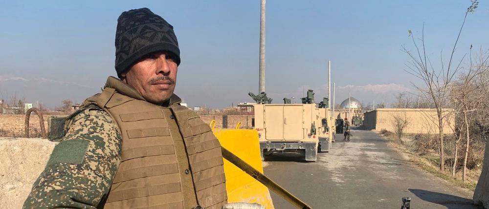 Anschlag auf US-Stützpunkt: Ein afghanischer Soldat in der Nähe des Tatorts