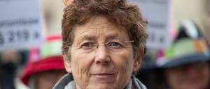 Das Landgericht befasst sich erneut mit der Frage, ob die Ärztin Kristina Hänel gegen den umstrittenen Abtreibungsparagrafen 219a verstoßen hat.