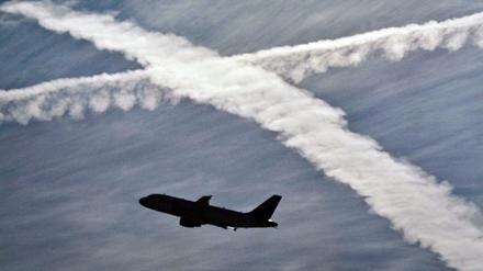 Ein Flugzeug startet vom Flughafen Frankfurt am Main 