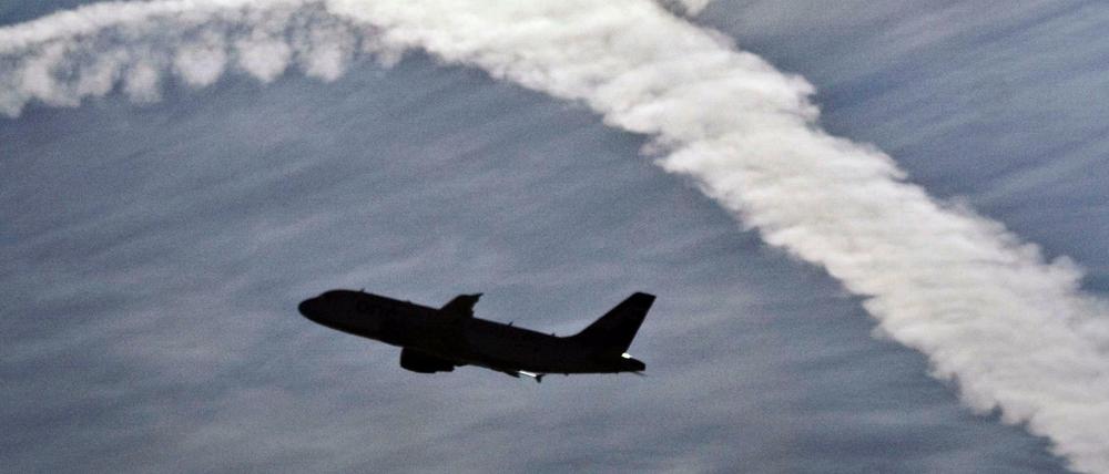 Ein Flugzeug startet vom Flughafen Frankfurt am Main 