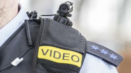 Mini-Kameras an der Weste sollen helfen, Polizeieinsätze besser zu dokumentieren.