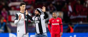 Mehrere Male versuchen im Spiel Bayer Leverkusen gegen Juventus Turin Flitzer zu Cristiano Ronaldo (links) zu gelangen. 