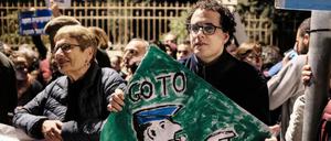 Anti-Netanyahu Demonstranten demonstrieren vor der Residenz des Premierministers in Jerusalem.