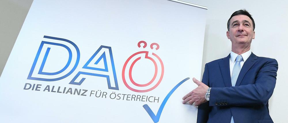 Karl Baron, Wortführer der Allianz für Österreich (DAÖ), bei einer Pressekonferenz.
