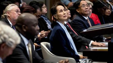 Aung San Suu Kyi (Mitte).