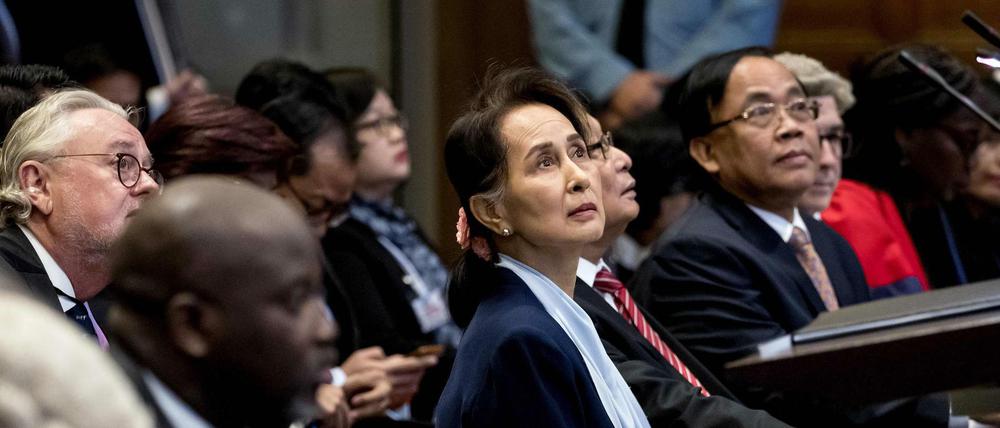 Aung San Suu Kyi (Mitte).
