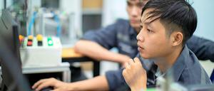 In Klassenräumen mit Maschinen, Computern und Geräten lassen sich junge Vietnamesen ausbilden.