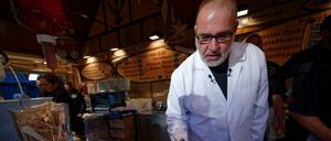 Bei der Arbeit: Lebensmittelkontrolleure prüfen, ob die Hygiene stimmt, auch auf dem Weihnachtsmarkt. 