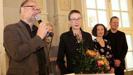 Jutta Harms (m.) und Dirk Rehm bei der Verleihung der Berliner Verlagspreise 2018, neben ihnen die Senatoren Pop und Lederer.