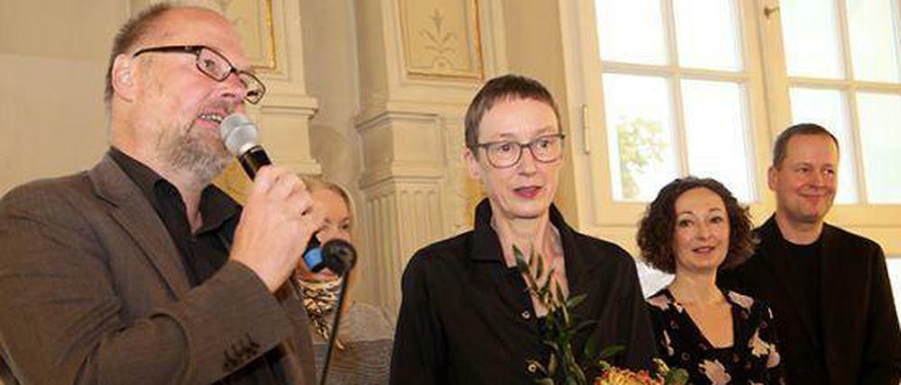 Jutta Harms (m.) und Dirk Rehm bei der Verleihung der Berliner Verlagspreise 2018, neben ihnen die Senatoren Pop und Lederer.
