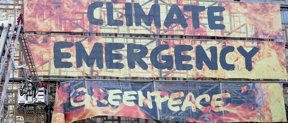 In Brüssel haben Greenpeace-Aktivisten dieses Transparent aufhängen können. 