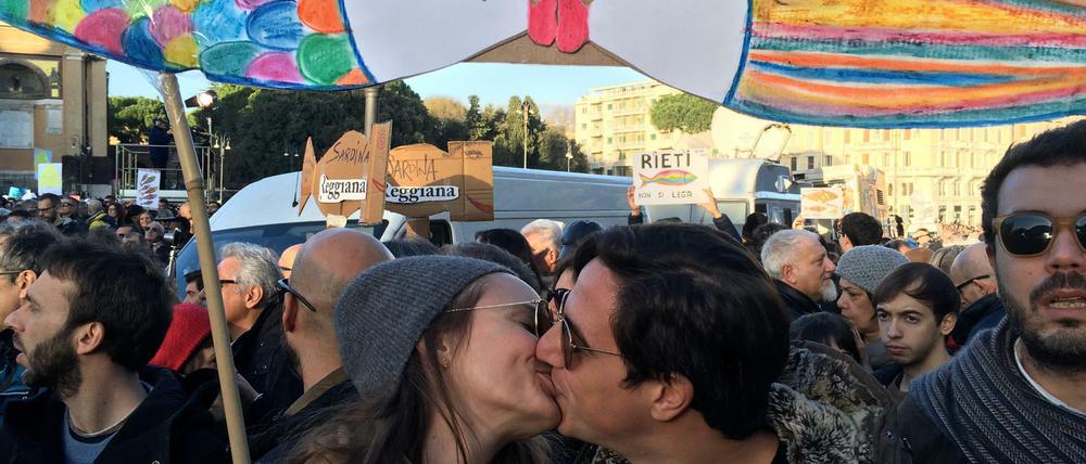 Zwei Demonstranten küssen sich bei der Kundgebung in der italienischen Hauptstadt unter einem Sardinen-Symbol.