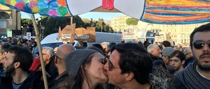 Zwei Demonstranten küssen sich bei der Kundgebung in der italienischen Hauptstadt unter einem Sardinen-Symbol. 